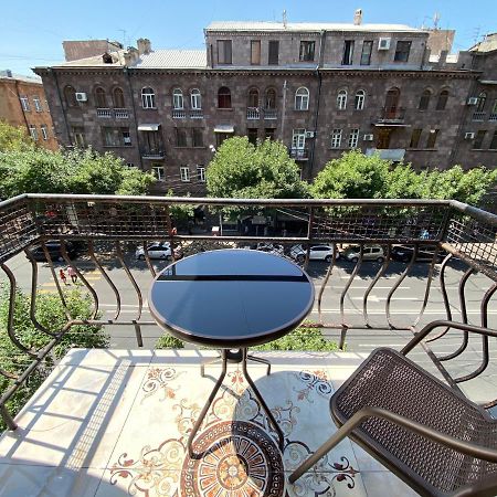 Amiryan Street 1 Bedroom Deluxe Apartment With Balcony Am104 耶烈万 外观 照片
