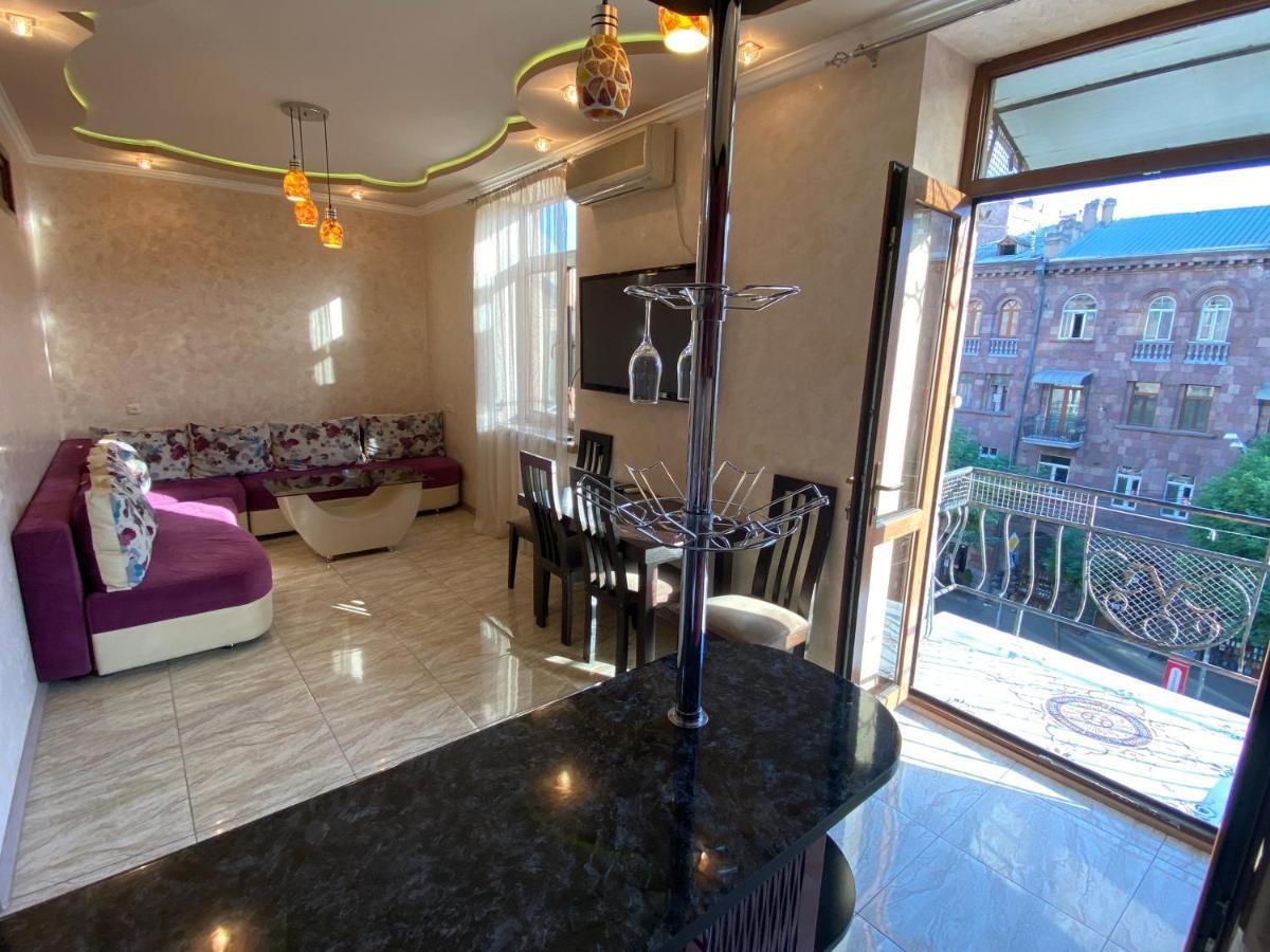 Amiryan Street 1 Bedroom Deluxe Apartment With Balcony Am104 耶烈万 外观 照片