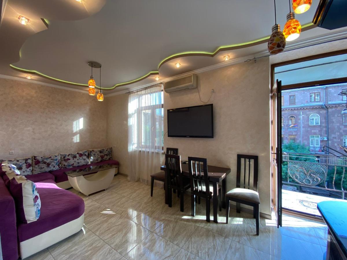 Amiryan Street 1 Bedroom Deluxe Apartment With Balcony Am104 耶烈万 外观 照片