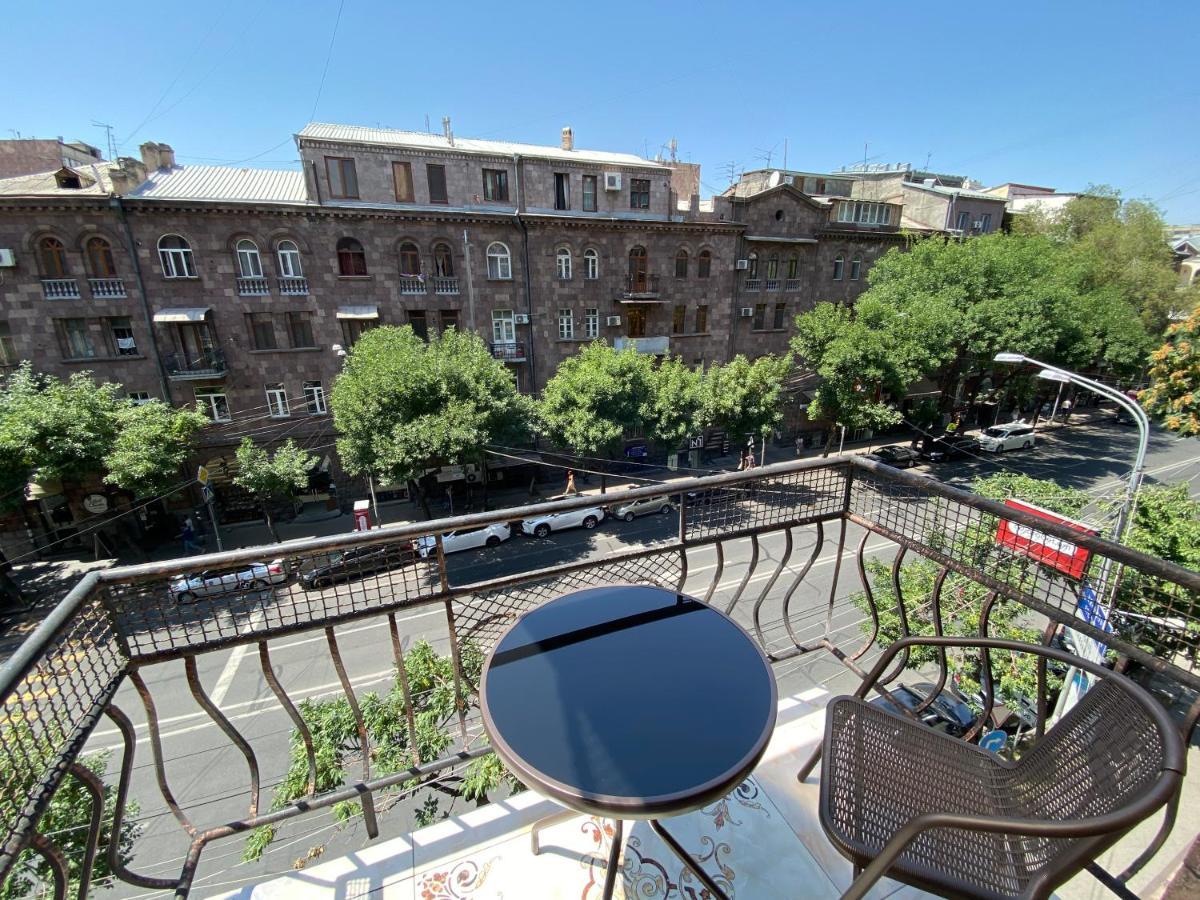 Amiryan Street 1 Bedroom Deluxe Apartment With Balcony Am104 耶烈万 外观 照片