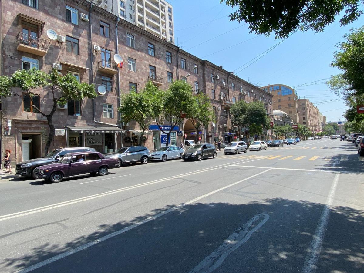 Amiryan Street 1 Bedroom Deluxe Apartment With Balcony Am104 耶烈万 外观 照片