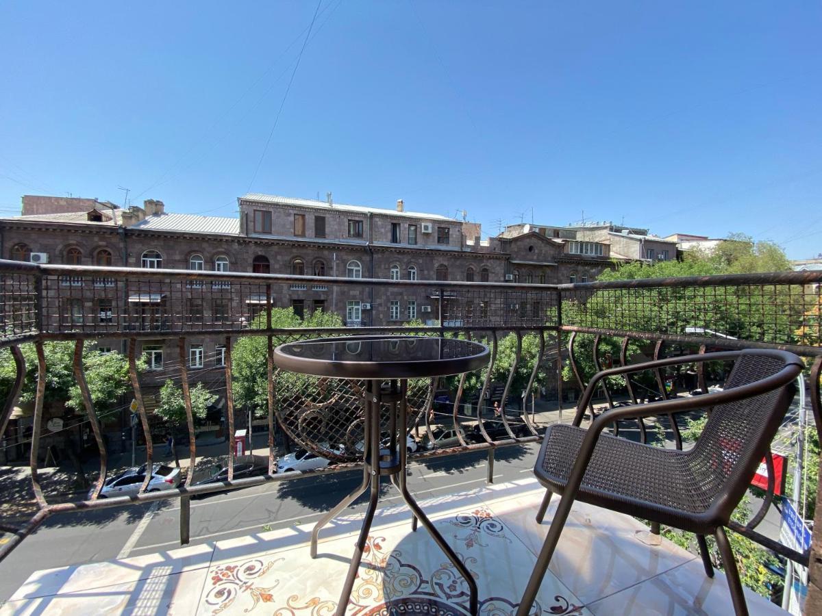 Amiryan Street 1 Bedroom Deluxe Apartment With Balcony Am104 耶烈万 外观 照片