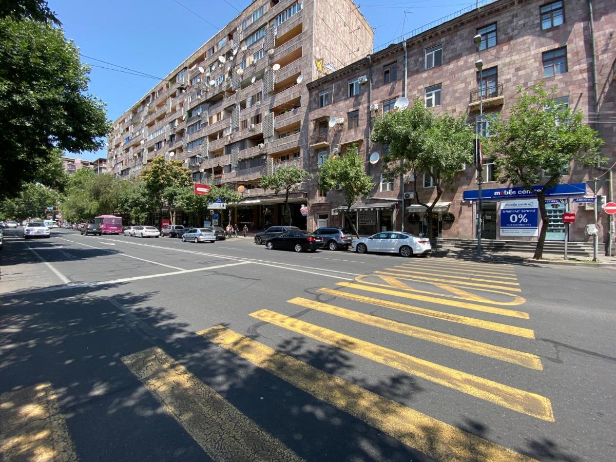 Amiryan Street 1 Bedroom Deluxe Apartment With Balcony Am104 耶烈万 外观 照片
