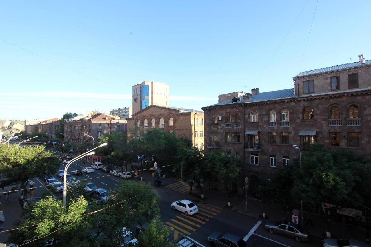 Amiryan Street 1 Bedroom Deluxe Apartment With Balcony Am104 耶烈万 外观 照片