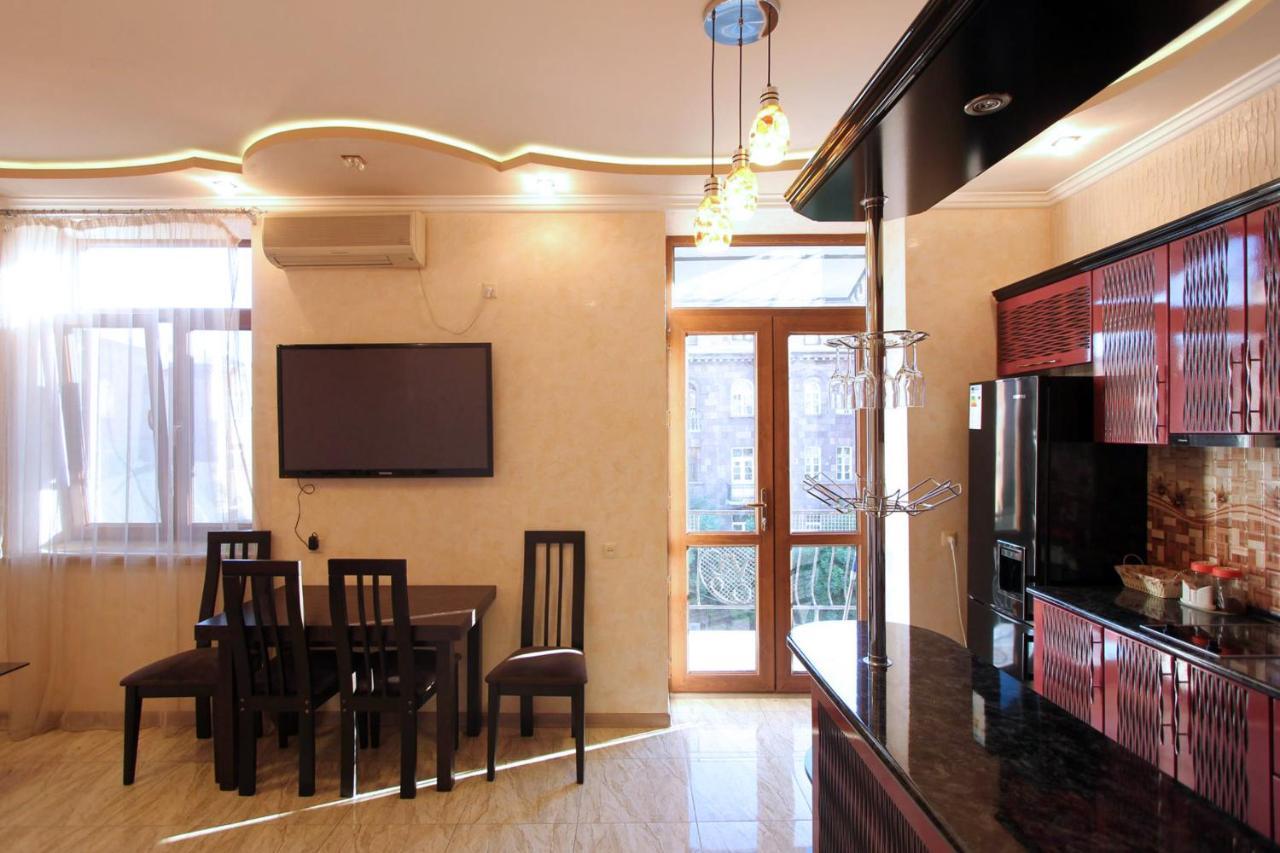 Amiryan Street 1 Bedroom Deluxe Apartment With Balcony Am104 耶烈万 外观 照片